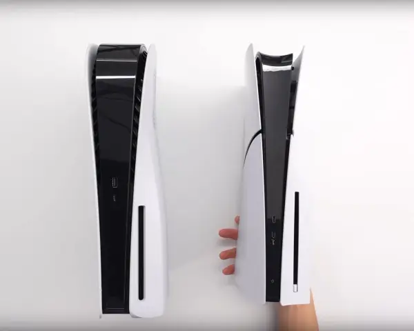 Porównanie PS5 i PS5 Slim. Mniejsza wersja konsoli jest wyraźnie smuklejsza, co widać na zdjęciu.