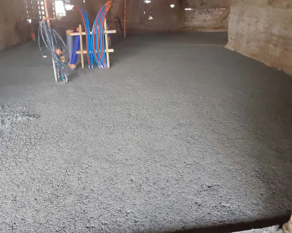 Chantier en cours : une dalle chaux chanvre fraîchement coulée, prête à accueillir le chauffage au sol.