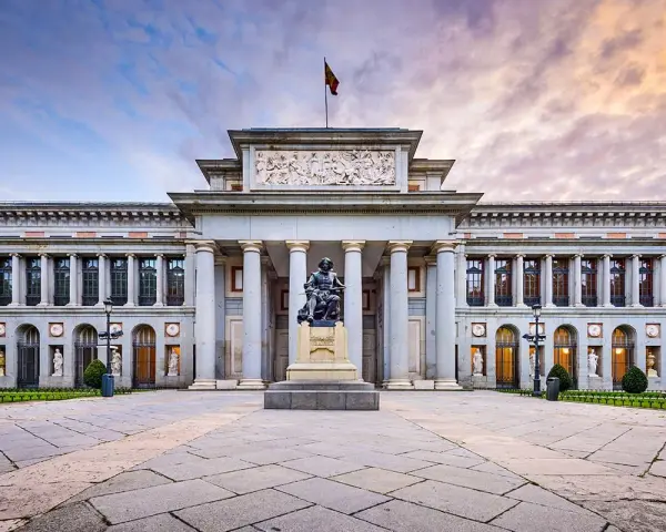 Przed majestatycznym muzeum w Madrycie, na placu z kamienną posadzką, stoi pomnik artysty.