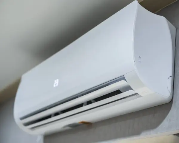 Unità interna di un condizionatore inverter, che mostra la differenza tra condizionatore inverter e pompa di calore.