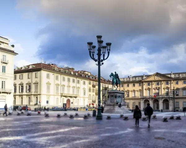 Piazza San Carlo a Torino: un'idea di cosa vedere a Torino in un giorno, con il monumento equestre e i palazzi storici.