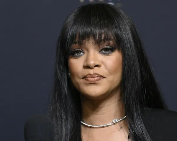 Rihanna, najbogatsza piosenkarka na świecie, z błyszczącym naszyjnikiem i charakterystyczną grzywką.