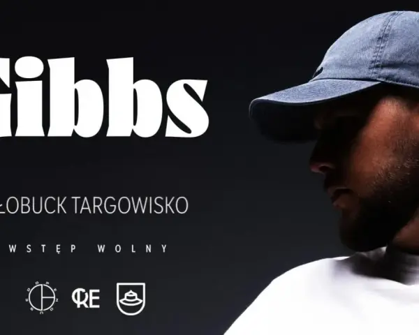 Gibbs w czapce, z zarostem, zapowiada wydarzenie "Kłobuck Targowisko". Ile lat ma Gibbs? Tego nie wiemy, ale na pewno jest gotowy na występ.