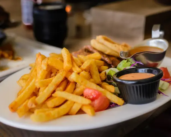 Ile kalorii mają frytki z piekarnika? Sekrety zdrowej wersji