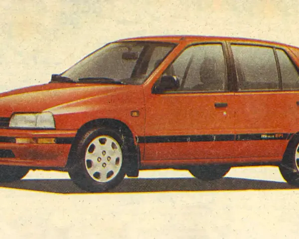 Czerwony Daihatsu Charade z lat 90. na tle jasnego, lekko zszarzałego papieru.
