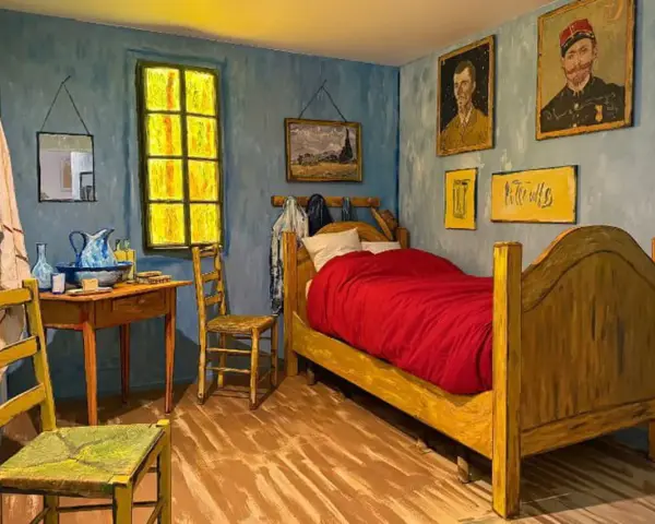 La chambre de Van Gogh, recréée d'après ses célèbres tableaux. Un lit rouge vif, des chaises jaunes et des œuvres d'art aux murs.
