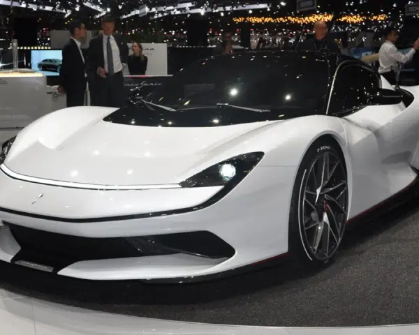 Biały Pininfarina Battista prezentowany na wystawie, z czarnym dachem i detalami.