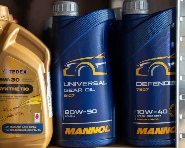 Butelka oleju silnikowego Tedex 5W-30. Zastanawiasz się, co ile wymieniać olej 5w30? Sprawdź instrukcję pojazdu.