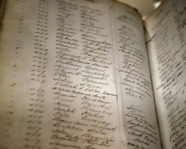 Vieille page d'un registre manuscrit, avec des noms et des chiffres. On y lit des noms comme "August Lindahl" et "Catherine Collins", évoquant un arbre généalogique ou un recensement ancien.
