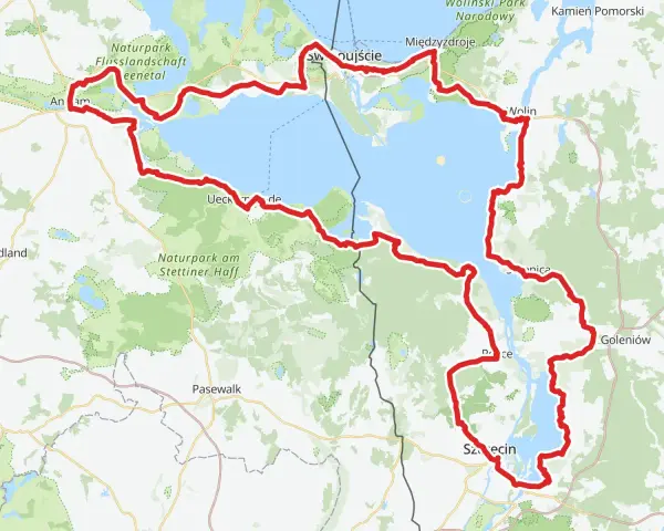 Trasa rowerowa Velo Baltica okrąża Zalew Szczeciński, prowadząc przez malownicze tereny, w tym parki narodowe. Długość trasy jest znacząca.