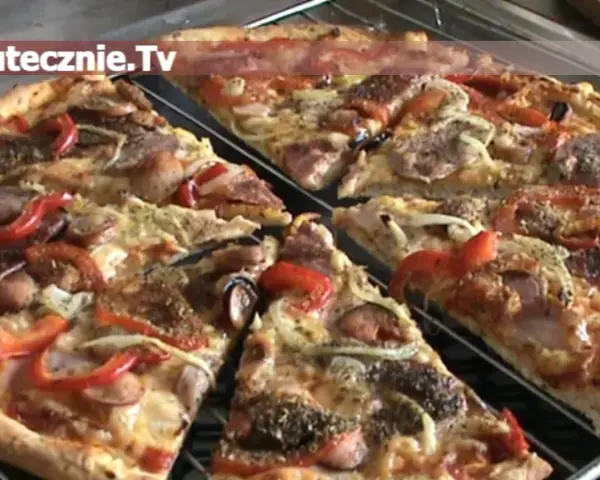 Pizza jak z pizzerii: Sekretne przepisy i techniki domowe