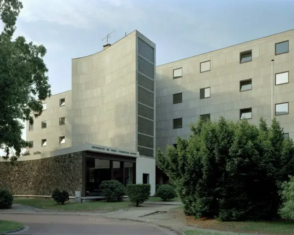 La Fondation Suisse, une œuvre de Le Corbusier à Paris, avec sa façade incurvée et ses fenêtres carrées, se dresse fièrement.