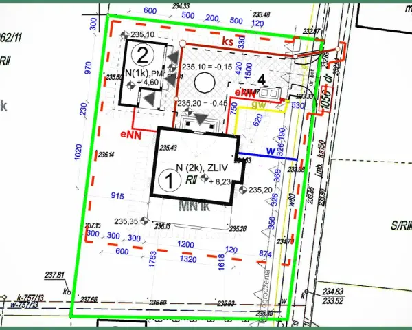 Plan sytuacyjny z zaznaczonymi budynkami, sieciami i granicami działek. Podkład geodezyjny zawiera dane o wysokościach terenu i oznaczenia terenów.