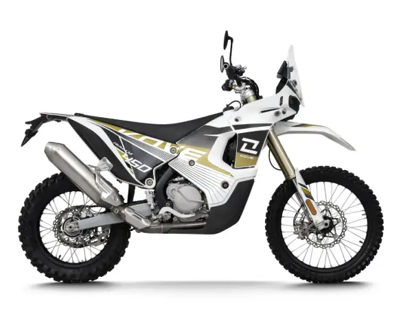 Biało-złoty motocykl Kove 450 Rally z owiewką i oponami terenowymi.