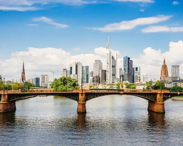 Most nowoczesny Frankfurt nad Odrą rynek z widokiem na rzekę i drapacze chmur.