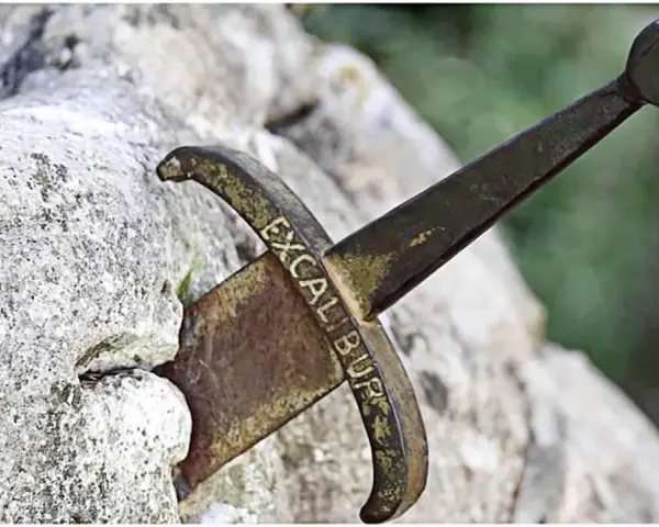 Miecz Excalibur, symbol legendy o królu Arturze, tkwi w kamieniu.