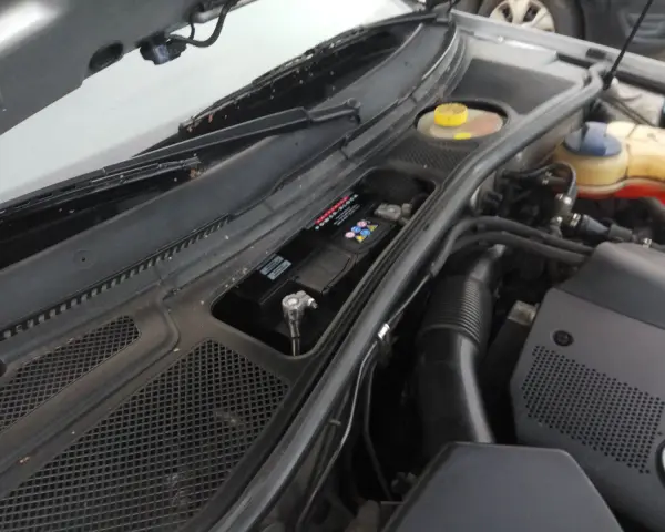 Audi A5 akumulator gdzie jest? Znajduje się pod podszybiem, po prawej stronie, w specjalnej wnęce.