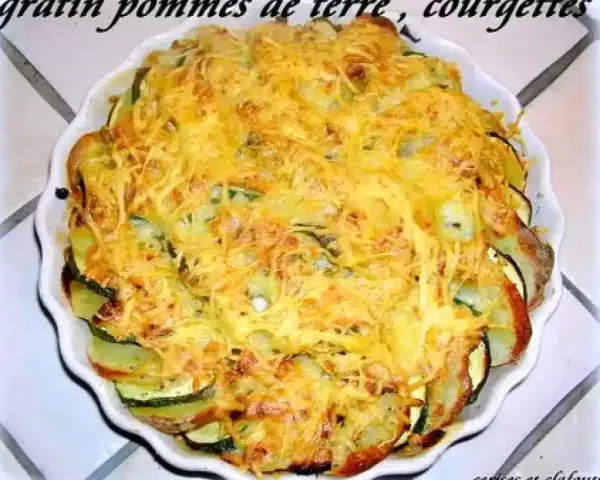 Gratin de courgettes et pommes de terre, doré et gratiné au fromage, prêt à être dégusté.