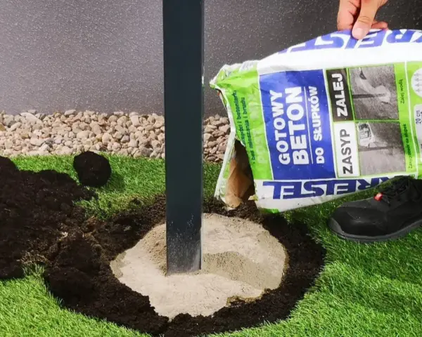 Gotowy beton do słupków ogrodzeniowych w worku, gotowy do użycia. Wsypujesz, zalewasz wodą i gotowe!