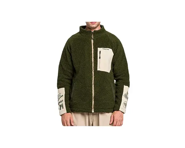 Giacca sherpa verde Stüssy con tasca beige e dettagli grafici sulle maniche. Perfetta per un look urbano e casual.