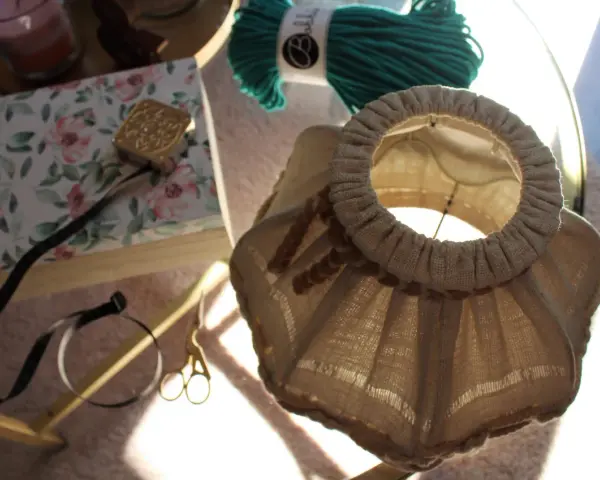 Renowacja abażuru DIY: Proste triki na metamorfozę lampy