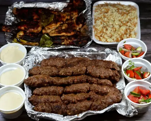 Pyszna shoarma z grillowanym kurczakiem, kebabem, ryżem i sałatkami. Idealny zestaw na wspólny posiłek.