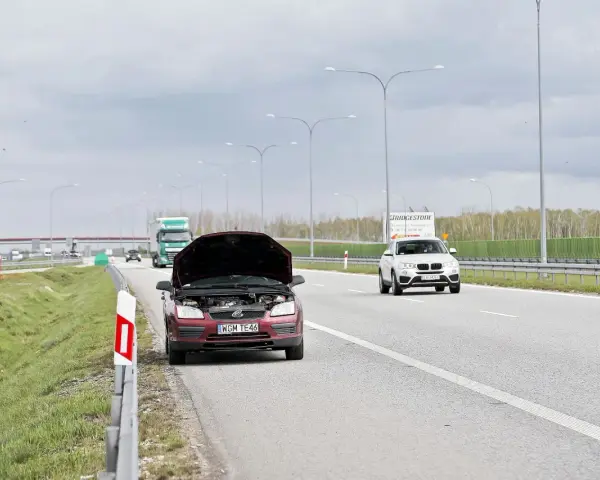 Holowanie na autostradzie: Czy można? Zakazy, wyjątki i mandat!