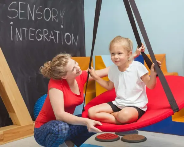 Jak terapeuta integracji sensorycznej wspiera dzieci z trudnościami sensorycznymi