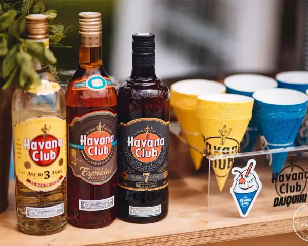 Drinki z rumem: Jak zrobić klasyki i proste koktajle w domu?