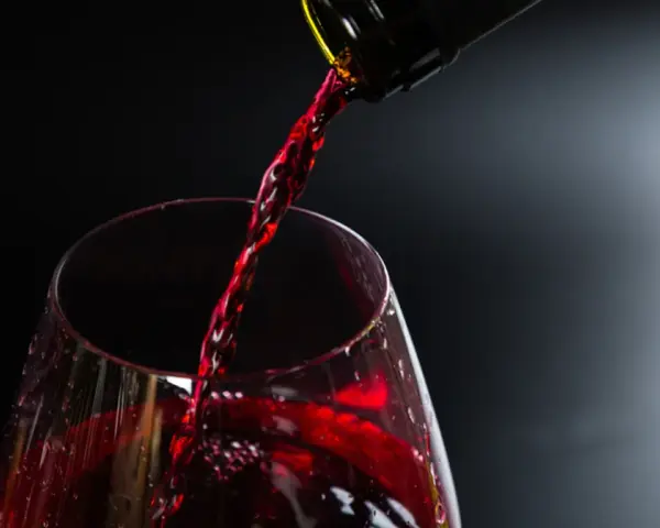 Czerwone wino na okres? Sprawdź, co mówi nauka i lekarze