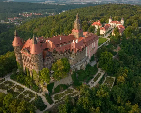 Góry Sowie skrywają zamek Książ, otoczony bujną zielenią i malowniczymi ogrodami.