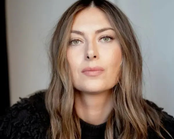 Kobieta z piwnymi oczami, o delikatnym spojrzeniu, w czarnym, futrzanym swetrze.