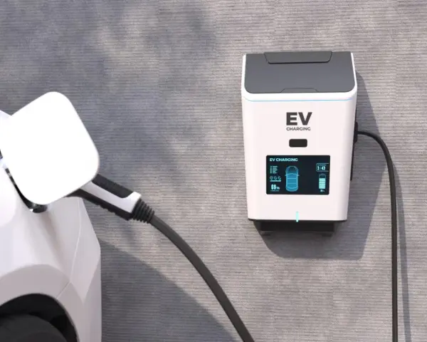 Biały samochód elektryczny podłączony do ładowarki EV na ścianie.