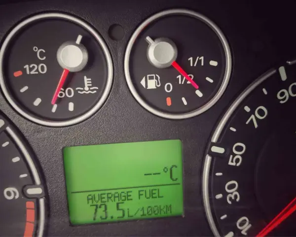 Wskaźniki pokazują temperaturę silnika, poziom paliwa i średnie spalanie 73.5L/100km.