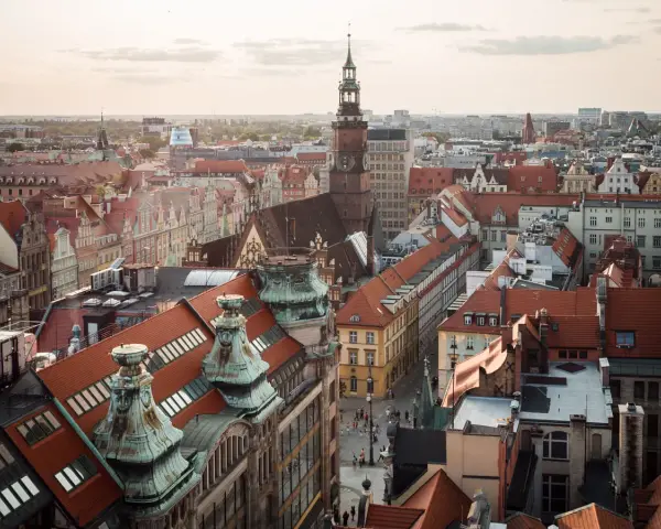 Widok na Wrocławskie kamienice i wieżę ratuszową. Idealne miejsce, by zobaczyć, co Wrocław ma do zaoferowania.