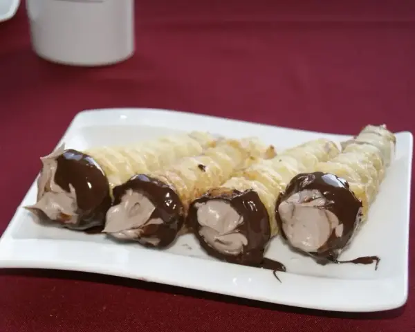 Cztery rurki z kremem, oblane czekoladą, kuszą smakiem. Czy zastanawiasz się nad ich rurka z kremem kcal?