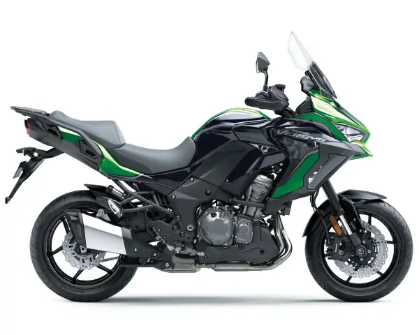 Czarny motocykl Kawasaki Versys 1000 z zielonymi akcentami, gotowy na przygodę.