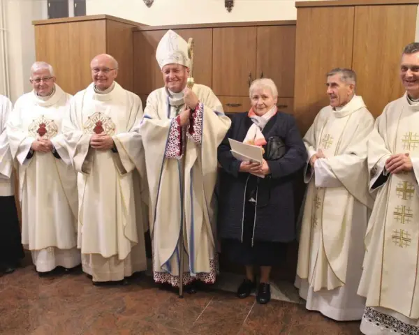 Uroczystość z udziałem biskupa i duchownych. Wśród nich stoi kobieta, która jest wdową konsekrowaną.