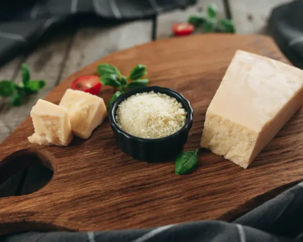 Kawałek parmezanu i starty ser w miseczce, idealne do carbonary, gdy szukasz alternatywy dla parmezanu.