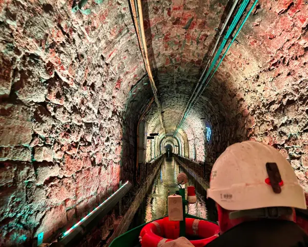 Podziemny rejs łodzią w Zabrzu to świetne atrakcje dla dzieci. Wąski, ceglany tunel oświetlony kolorowymi światłami tworzy magiczną atmosferę.
