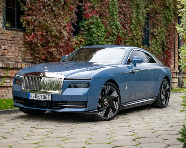 Niebieski Rolls-Royce Ghost na bruku. Zastanawiasz się nad rolls royce cena? Ten luksusowy samochód to marzenie wielu.