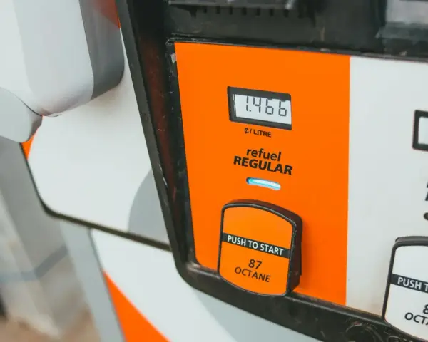 Zbliżenie na dystrybutor paliwa z wyświetlaczem ceny i przyciskiem "Push to Start".
