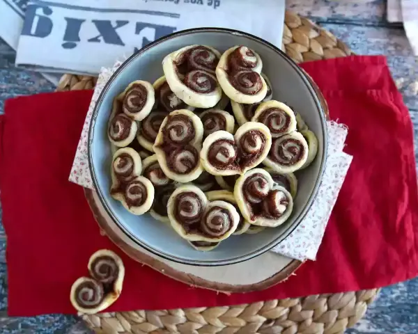 Cuoricini di pasta sfoglia rettangolare con Nutella, un dolce goloso pronto da gustare.
