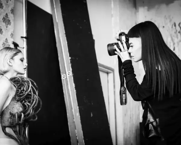 Karolina Orzechowska fotografuje modelkę w awangardowej stylizacji.