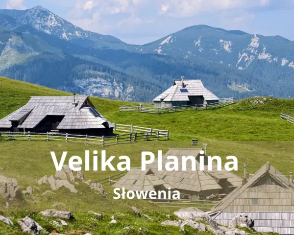 Tradycyjne drewniane domki pasterskie na zielonych wzgórzach Velika Planina w Słowenii, z majestatycznymi górami w tle.