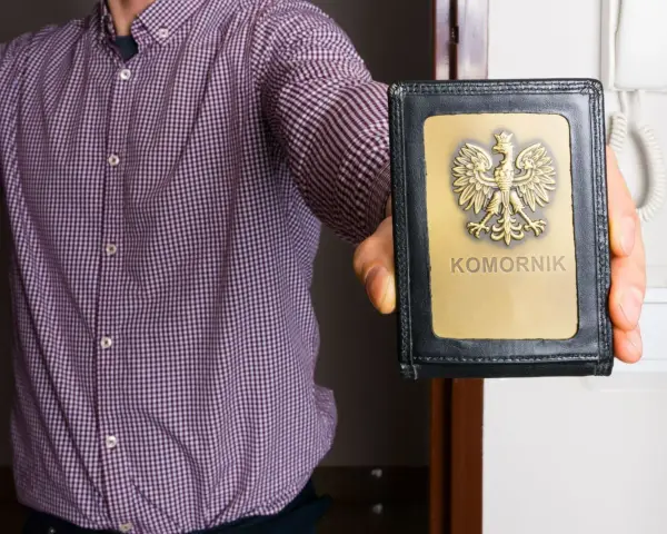 Chcesz wiedzieć, co zrobić, żeby komornik nie zabrał zwrotu podatku? Na zdjęciu widać legitymację komorniczą.