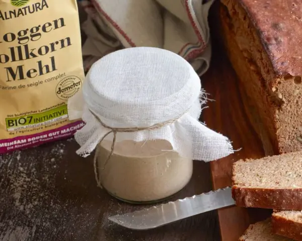 Sauerteigpulver wie verwenden? Roggenvollkornmehl von Alnatura und ein Glas Sauerteigansatz für Brot.