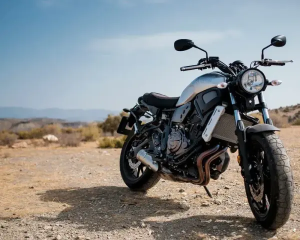 Motocykl Yamaha XSR700 na pustkowiu. Zastanawiasz się, jakie ciśnienie w oponach motocykla 125? Ten model jest większy, ale zasada ta sama.