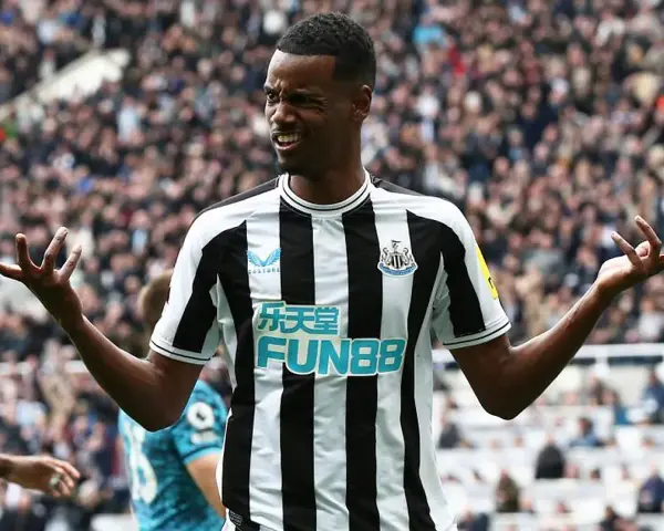 Alexander Isak celebra un gol con el Newcastle, con las manos extendidas y una sonrisa de oreja a oreja ante la afición.