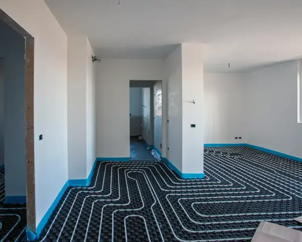 Installazione di riscaldamento a pavimento, un'alternativa moderna ai termosifoni, in un'abitazione in fase di ristrutturazione.
